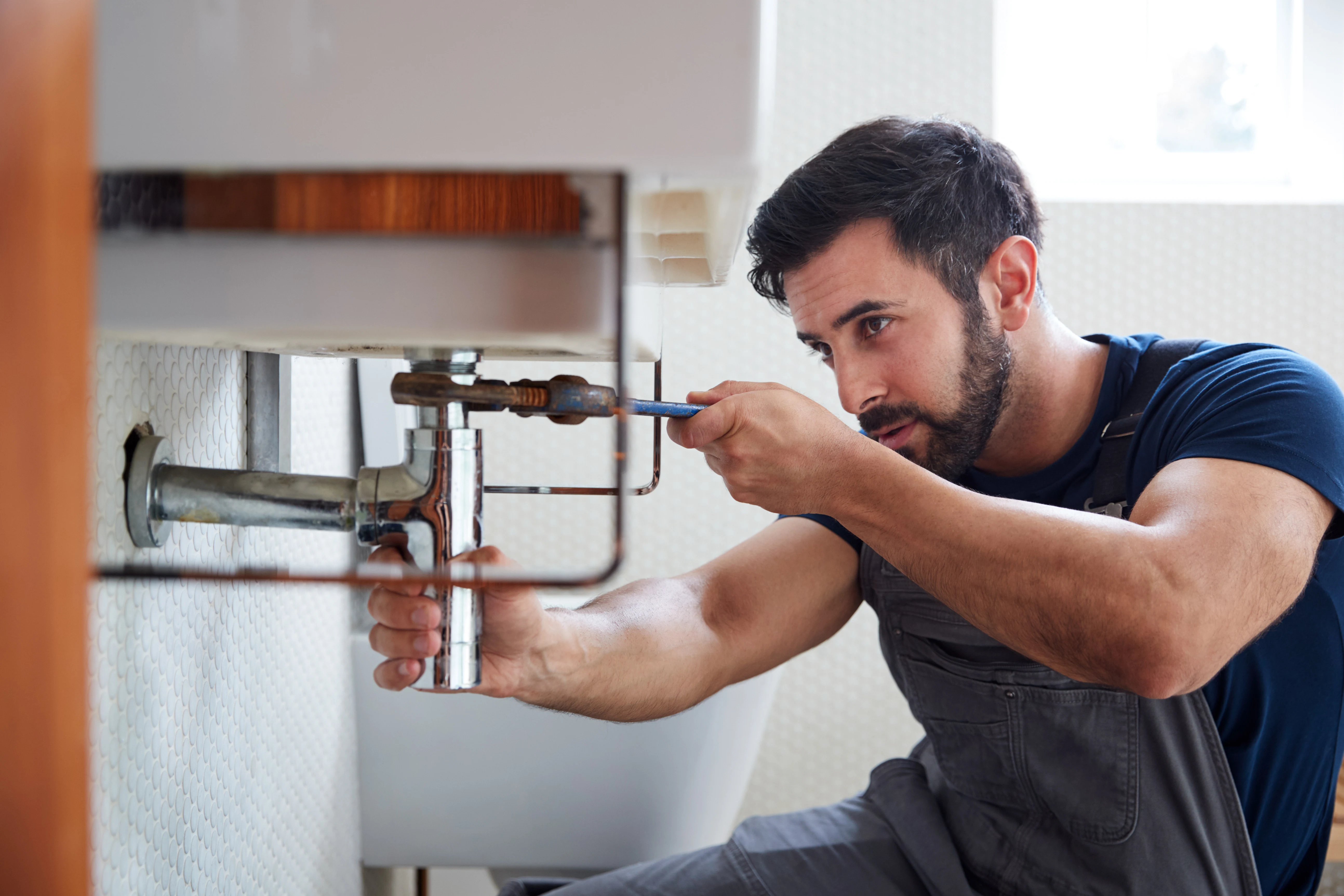 Installateur bei der Arbeit