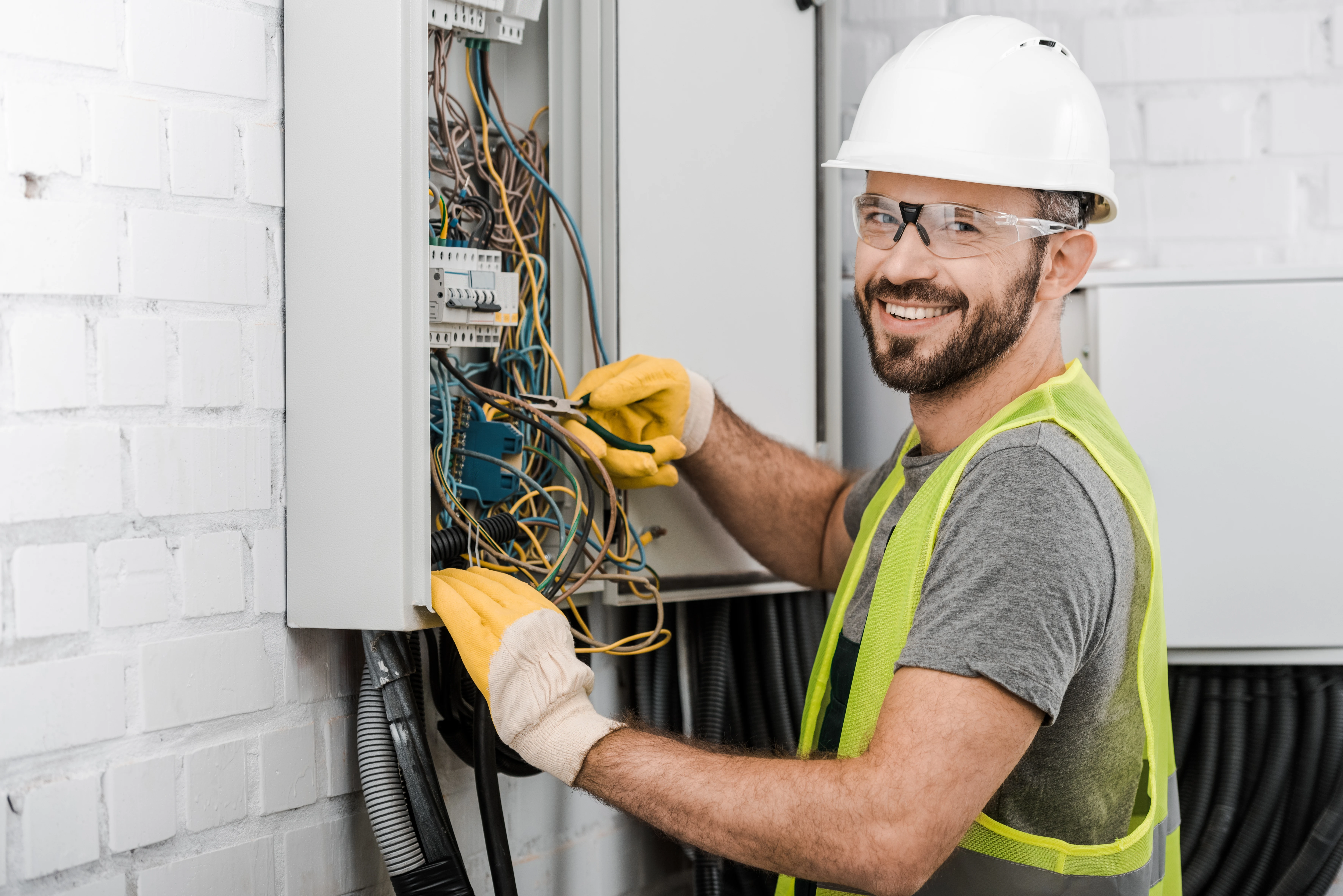 Elektrikerin bei der Arbeit